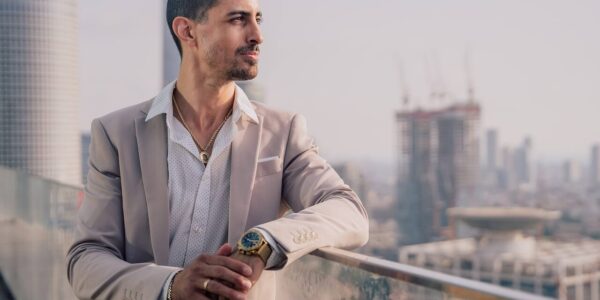 facet w koszuli na tle miasta